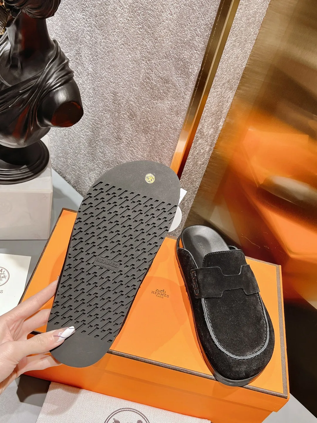 [H Family Hermès] P: 520💰 Size: Male 39-44 (45 customized) Female 35-40 (41 customized) HERMES Hermès' latest couple's cute Birkenstock slippers. Summer really needs versatile slippers. They look good no matter how you match them. They have a casual and high-end feel. The comfort is also great. They are paired with a variety of colorful socks. They are trendy. Hermès 2023 new half slippers are high quality. ●Upper: imported cow suede ●Inner lining: imported sheepskin ●Foot pads: imported mixed sheepskin ●Outsole: Tpu non-slip and wear-resistant outsole